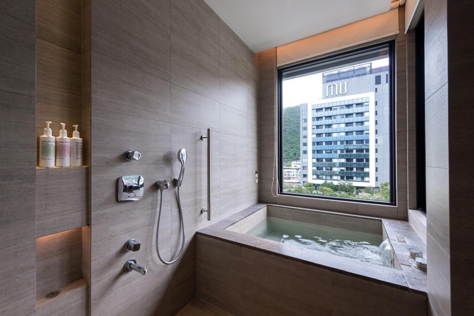 Mu Jiaoxi Hotel Exterior photo A modern Japanese-style bathroom with a deep bathtub