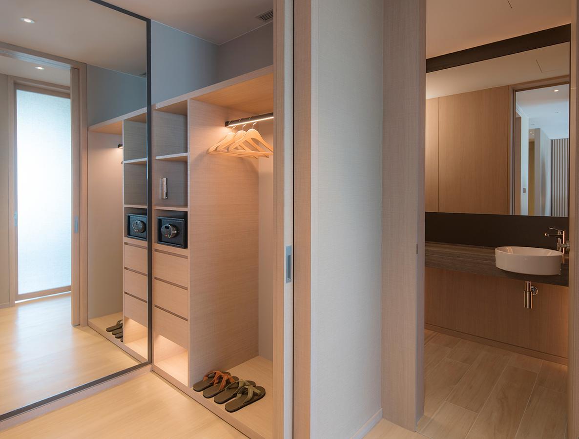 Mu Jiaoxi Hotel Exterior photo A walk-in wardrobe