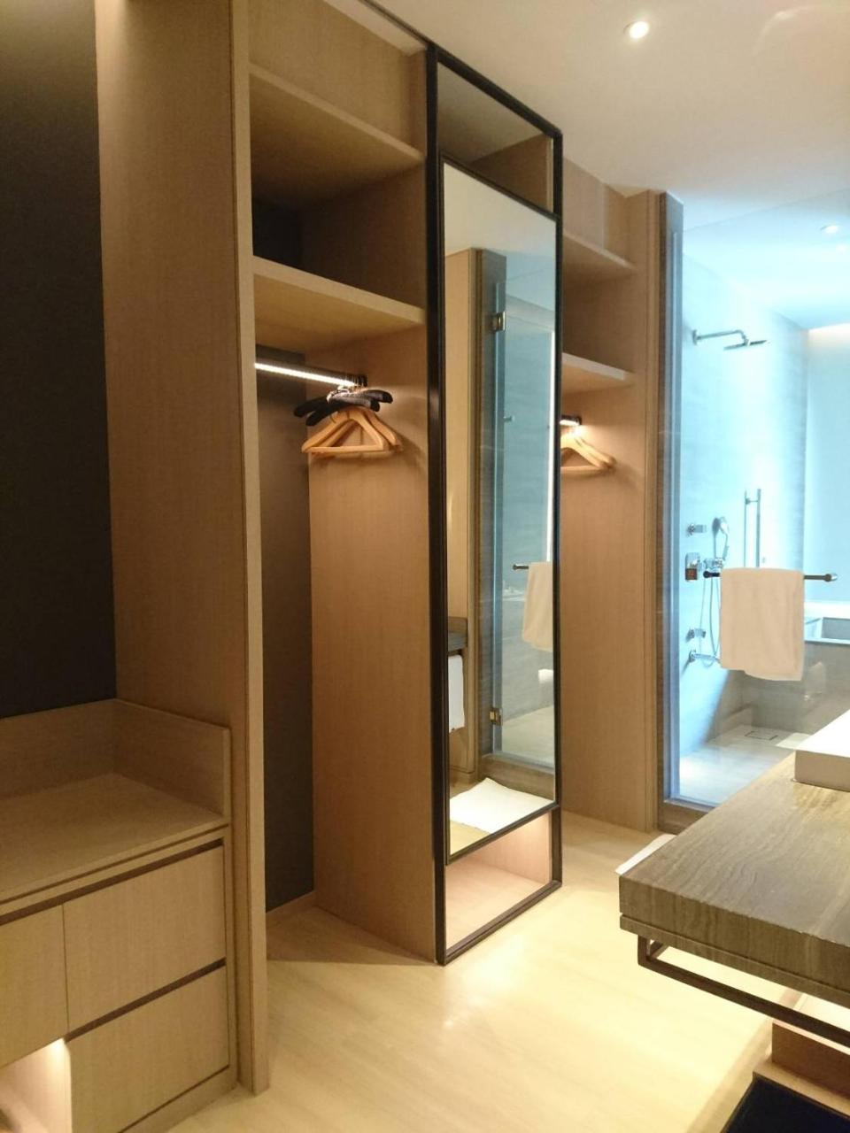 Mu Jiaoxi Hotel Exterior photo A walk-in wardrobe